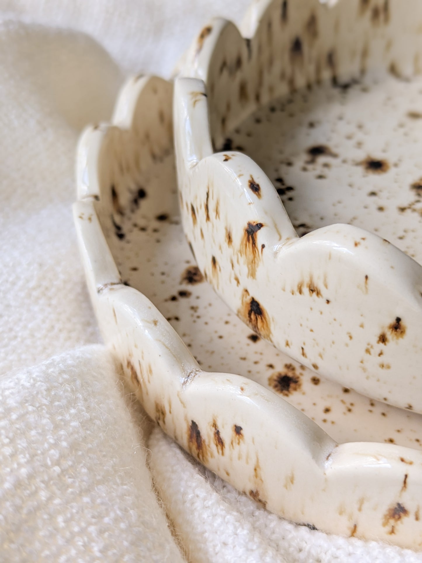 Scallop Plate - Ivory Speckles